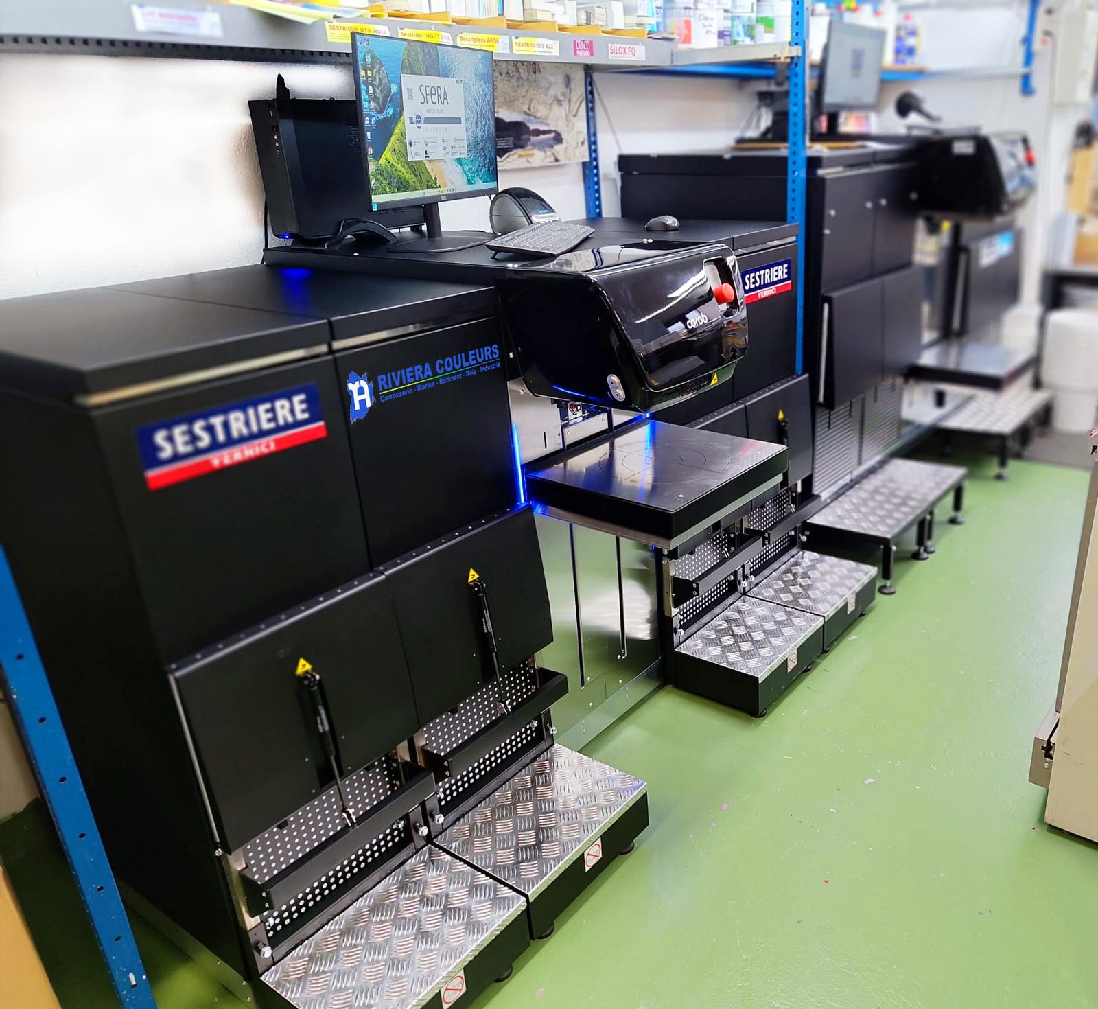 Machines de teintage Sestriere Vernici dans le laboratoire Riviera Couleurs.