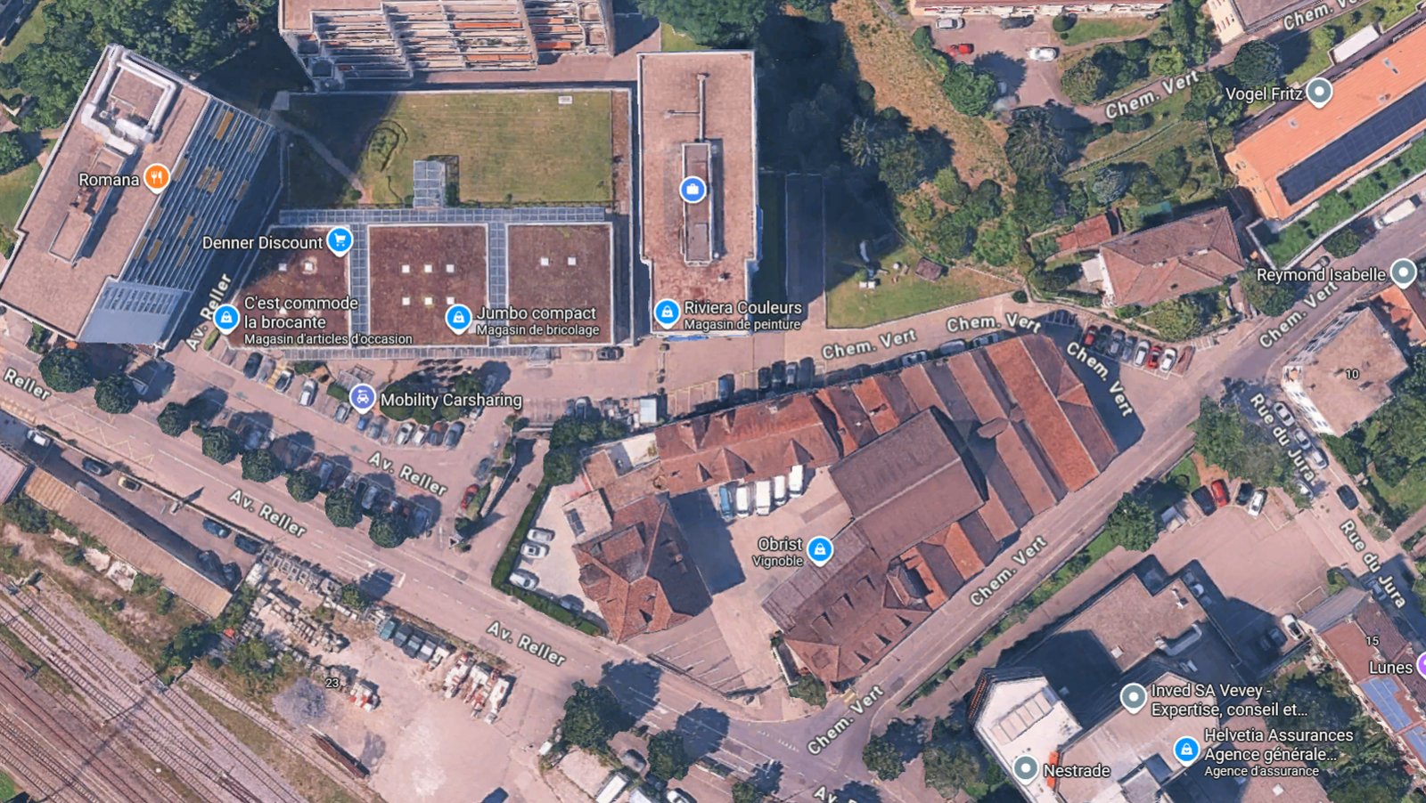 Vue aérienne : accès par le Chemin Vert, virage à gauche, places de parc Riviera Couleurs.
