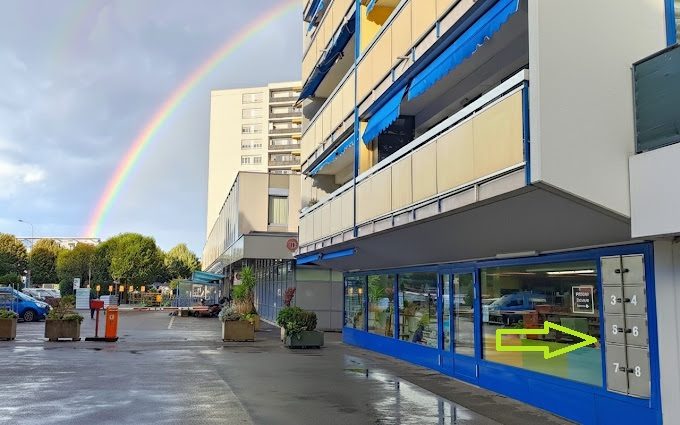 Casiers de retrait Pick-up 24/7 en façade du magasin, numérotés de 3 à 8.