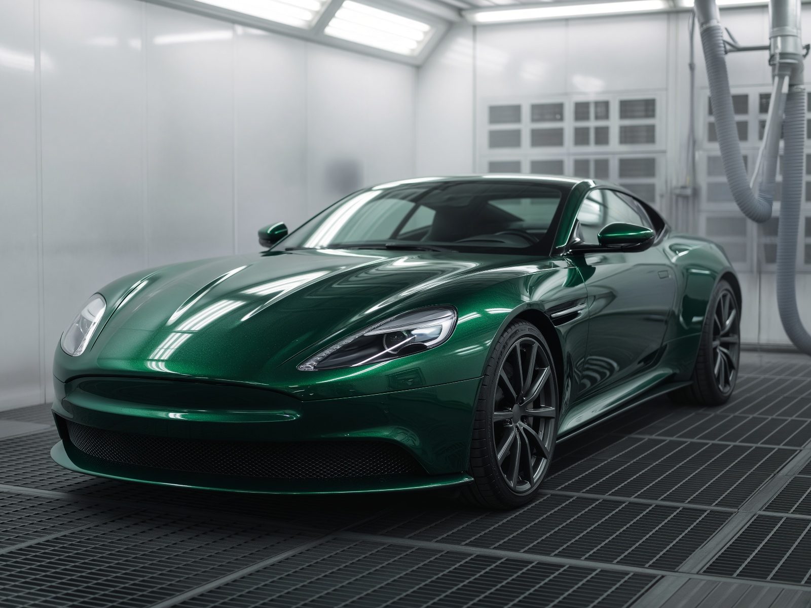 Finition carrosserie dans une cabine de peinture.